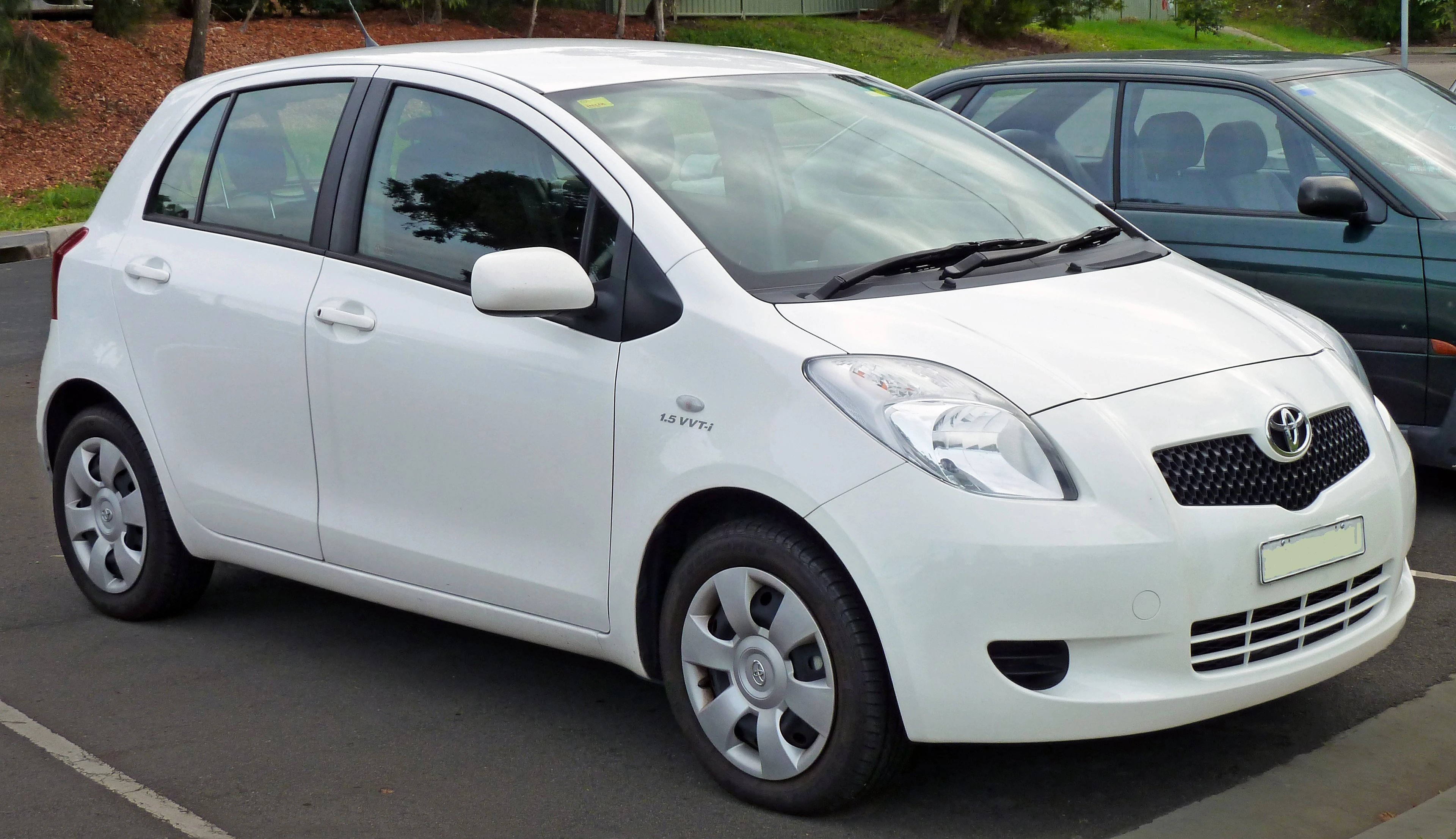 مشخصات فنی تویوتا یاریس هاچ بک Toyota Yaris sedan 2005